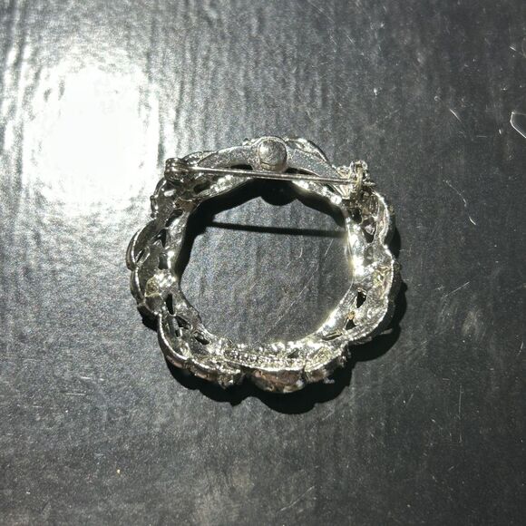 Vintage 1-1/4" Gerrys Silver Tone Rhinestone Metal Round Circle Christmas Wreath - Picture 3 of 4